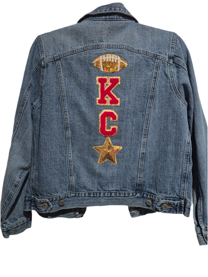 KC Chiefs Chenille Vertical Letters Jean Jacket, M Women’s