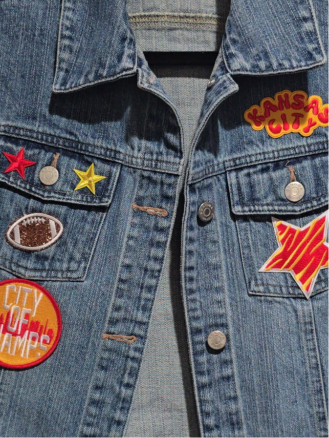 KC Chiefs Chenille Vertical Letters Jean Jacket, M Women’s